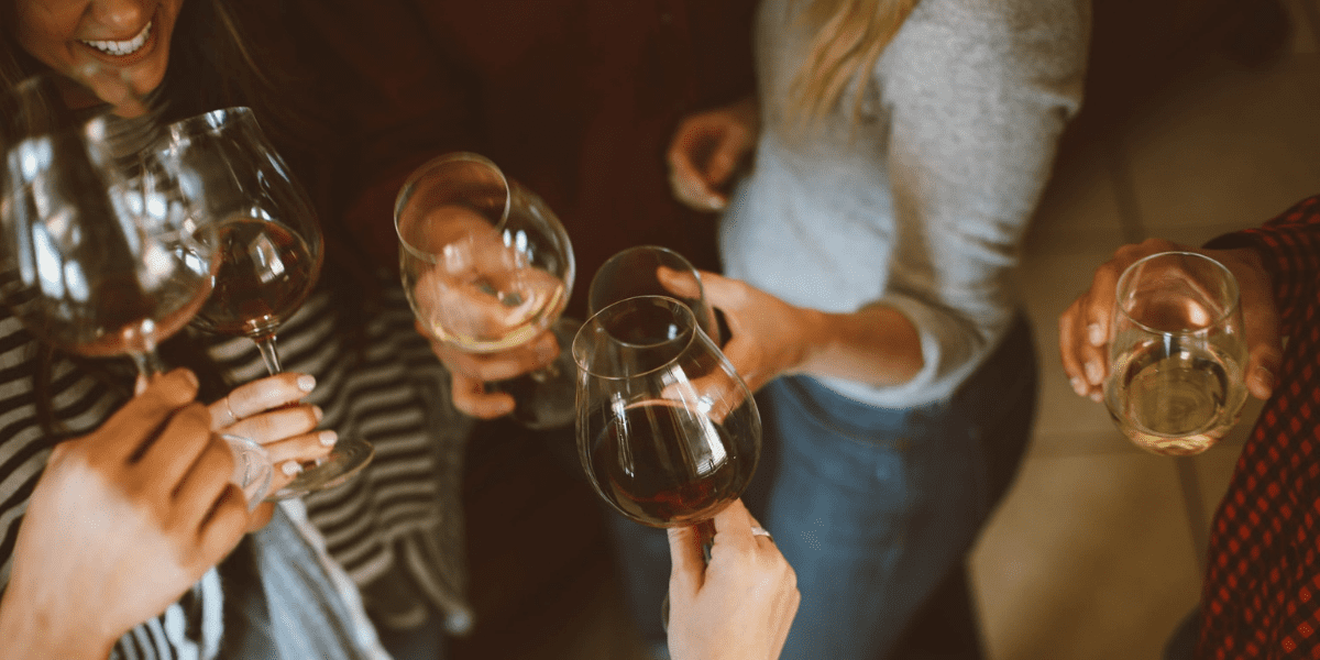Briller en société au moment de la dégustation d'un vin : 3 savoirs utiles !